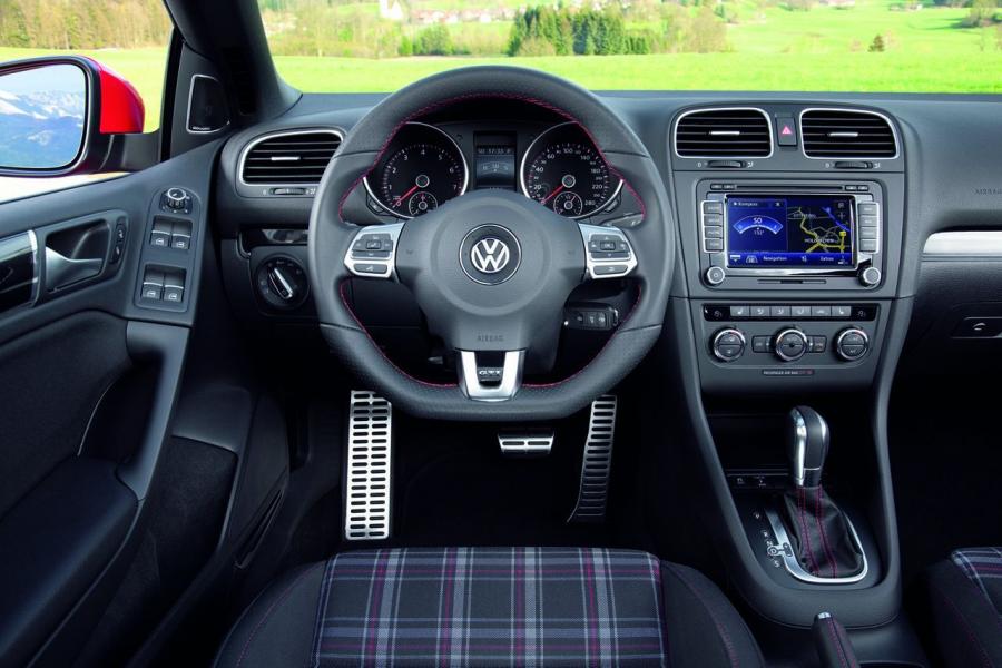  Volkswagen Golf GTi Cabrio 2012 года  (фото 46 из 61)